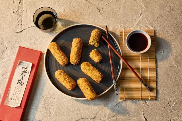 Japanische Korokke werden klassischerweise in eine süß-würzige Tonkatsusoße gedippt. (zu dpa: «Streetfood für zu Hause: So gelingen japanische Kroketten») | Foto: dpa