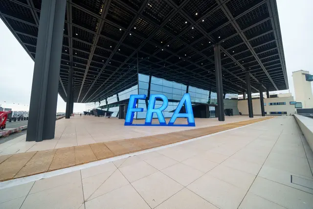 Selfie-Hotspot mit dem Flughafen-Kürzel FRA. (Achivbild) | Foto: Andreas Arnold/dpa