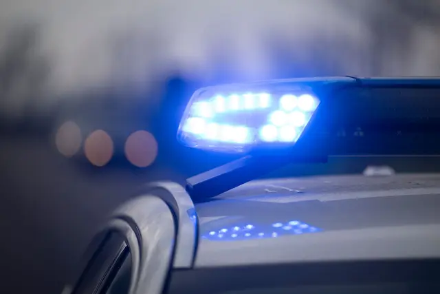 Die Polizei ist nur kurz im Einsatz. Die A5 ist nicht betroffen. (Symbolbild) | Foto: Marijan Murat/dpa