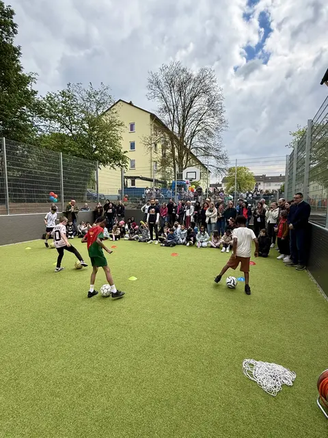 Das neue Kleinspielfeld an der Spiel- und Lernstube Rappelkiste ist eröffnet und ergänzt das Angebot für Kinder und Jugendliche im Wohngebiet | Foto: Stadt KL/gratis