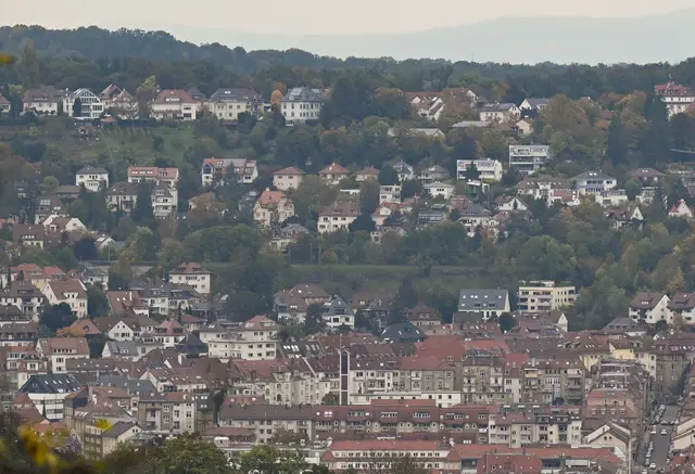 Wohnhäuser in Stuttgart. Eigentümer in teuren Großstädten werden von der Neuregelung der Grundsteuer härter getroffen als Eigentümer auf dem Land, da die Bodenrichtwerte in den Ballungsräumen höher sind. (Archiv) | Foto: Bernd Weißbrod/dpa