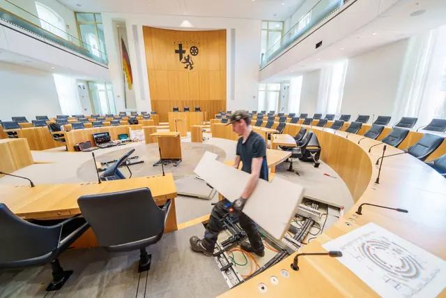 Der Landtag in Mainz wird für die neue Wahlperiode umgebaut. | Foto: Andreas Arnold/dpa