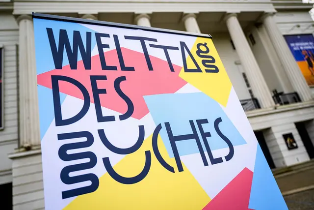 Die Stiftung Lesen verschenkt zum Welttag des Buches Bücher für Viert- und Fünfklässler. (Symbobild) | Foto: Sina Schuldt/dpa