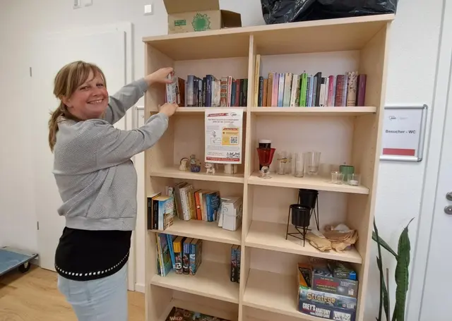 Ein Bücher- und Tauschregal gehört ebenfalls zu den Angeboten | Foto: Monika Klein