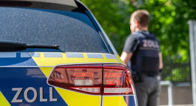 In einem Fernreisebus werden die Zollbeamten fündig. (Symbolbild) | Foto: Leonie Asendorpf/dpa