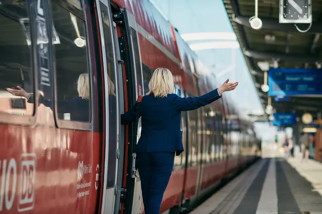 Mehr Sicherheit im Regionalverkehr. DB Regio Mitte testet auf zahlreichen Linien rund um Mannheim die Doppelbesetzung mit zwei Kundenbetreuerinnen oder Kundenbetreuern pro Zug. | Foto: Deutsche Bahn AG / Dominic Dupont