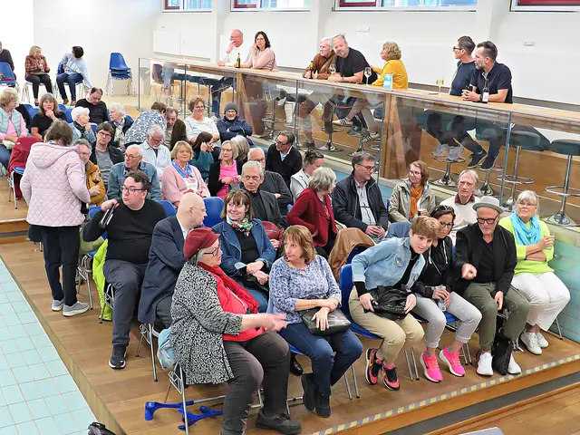 Die SaalbesucherInnen wurden gebeten ihre Plätze einzunehmen | Foto: Brigitte Melder