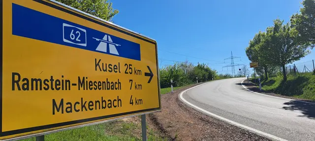 Kaum ist der Kreisel in Weilerbach fertig, kündigt sich bereits die nächste Straßenbaumaßnahme an: Die Straße in Richtung Mackenbach soll saniert werden | Foto: Monika Klein
