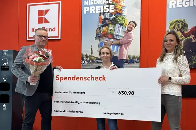 Jörg Wendel, Hausleiter Kaufland Ludwigshafen, und Nastasja Schek, Warenbereichsleiterin Kasse, übergeben die erste Leergutspende an Melanie Miceli, Mitarbeiterin im Kinderheim St. Annastift | Foto: St. Dominikus Krankenhaus und Jugendhilfe gGmbH, Kathleen Groll