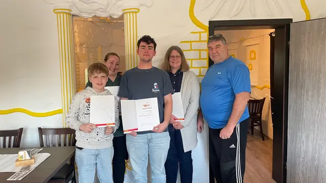 Das beigefügte Bild zeigt (von links): Jakob Wegmann, Judith Bentz, Julius Hess, Susanne Siegrist sowie den Vorsitzenden Gerd Backhaus. | Foto: DLRG Ramstein-Miesenbach