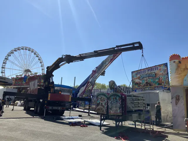Die neue Attraktion "Evolution", die mit 66 Metern Höhe, das höchste transportable Flugkarussel der Welt ist, wird zwei Tage vor Eröffnung der Maimess Mannheim noch aufgebaut | Foto: Sarah Isele