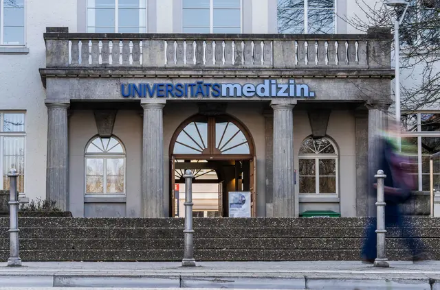 An der Rückseite der Kinderklinik der Unimedizin gibt es jetzt eine Babyklappe. (Archivbild) | Foto: Andreas Arnold/dpa