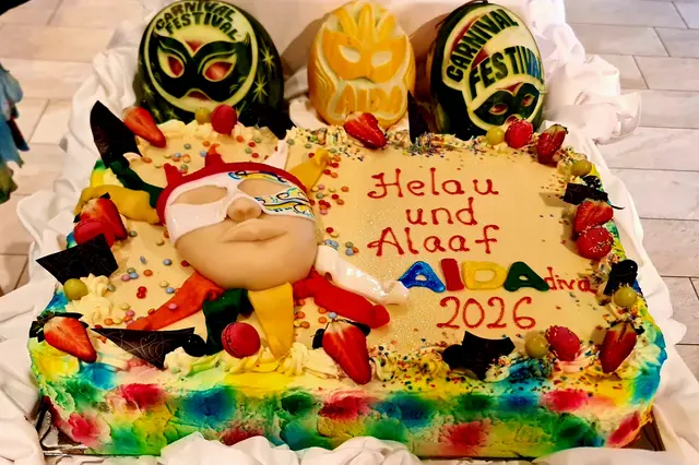 Auch an Bord wird Karneval bzw. Fasnacht gefeiert. Die Konditoren der AIDAdiva waren wieder sehr kreativ und haben sich fast selbst übertroffen. Für ihre Gäste haben sie diese tolle "närrische" Torte erschaffen.  | Foto: mx
