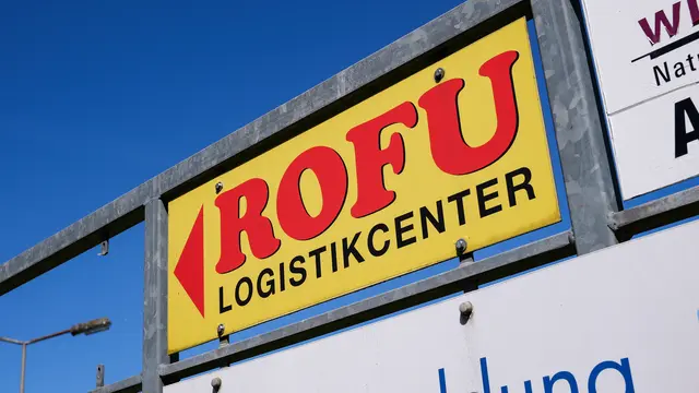 Hinweis auf das ROFU-Logistikzentrum in Ramstein-Miesenbach: Der Standort wird geschlossen, rund 60 Arbeitsplätze fallen weg. | Foto: Erik Stegner