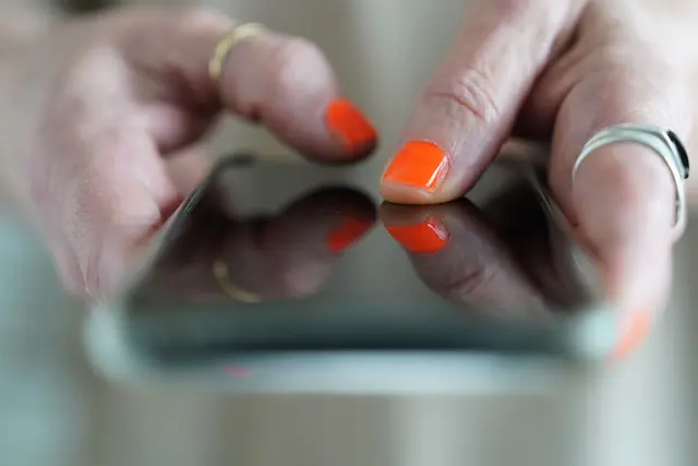 Ein wenig Tipparbeit - aber sie lohnt sich: In den Smartphone-Einstellungen sollte man unbedingt einmal den Bereichen einen Besuch abstatten, die mit Sicherheit und Datenschutz zu tun haben. (zu dpa: «Tracking und Co: diese Smartphone-Einstellungen können weg») | Foto: dpa