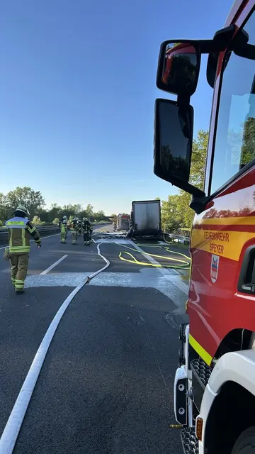 Ein LKW ist auf der A61 zwischen Speyer und Schifferstadt vollständig ausgebrannt. Die Flammen griffen auf eine Böschung und rund 100 Quadratmeter Wald über, die Autobahn musste zeitweise voll gesperrt werden. | Foto: Brand- und Katastrophenschutz der Stadt Speyer