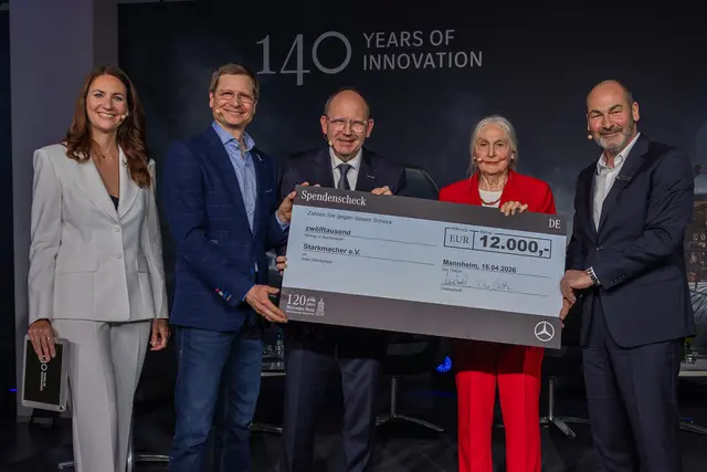 Moderatorin Anja Lange, Christian Röser, Vorstand Starkmacher e.V., Christian Specht, Oberbürgermeister der Stadt Mannheim, Jutta Benz, Urenkelin von Bertha und Carl Benz, Tibor Matthes, Centerleiter und Mitglied der Geschäftsleitung der Mercedes Benz Niederlassung Mannheim (von links nach rechts) | Foto: Mercedes-Benz AG, Andreas Gieser/cheesy.photo