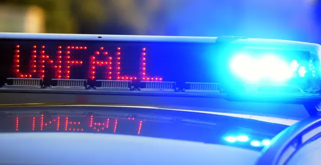 Ein Lastwagen fuhr auf der A8 einem anderen Lastwagen auf. (Symbolbild) | Foto: Stefan Puchner/dpa