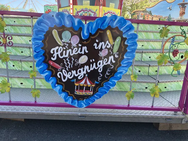 Lebkuchenherze mit Texten locken Besucher in die Fahrgeschäfte der Maimess Mannheim 2026 | Foto: Sarah Isele