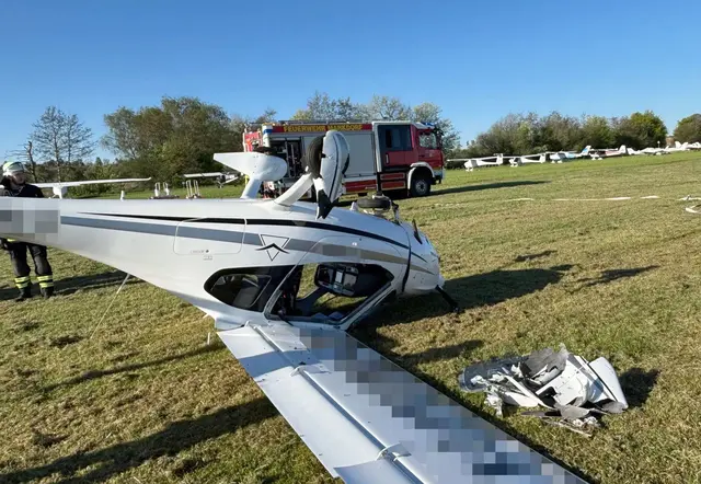 Das Kleinflugzeug hatte sich überschlagen.  | Foto: -/Kreisfeuerwehrverband Bodenseekreis/dpa