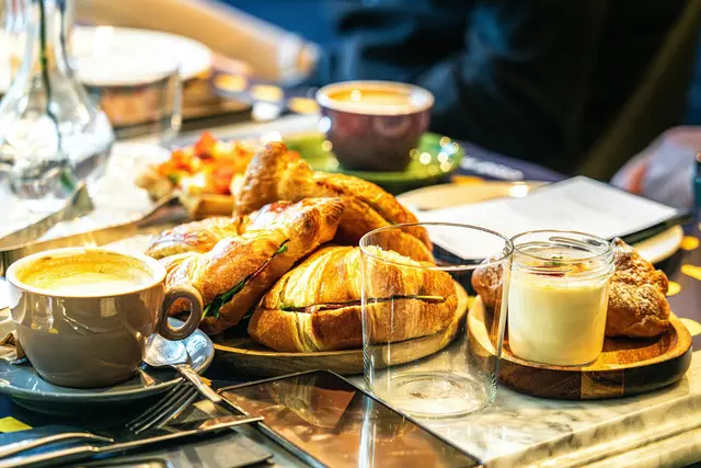 Gemeinsam Kaffee trinken und sich austauschen - beim Frühstückstreff.  | Foto: Jakub Zerdzicki auf pexels