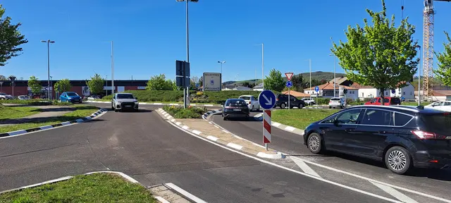 Hier rollt der Verkehr wieder: Die Sanierung des Kreisels am Ortseingang von Weilerbach ist beendet | Foto: Monika Klein