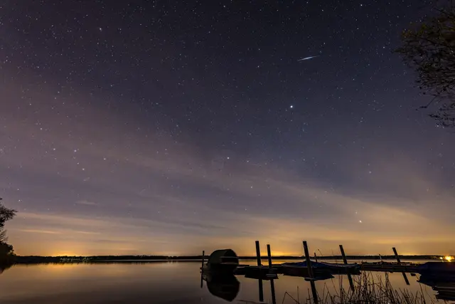 Etwa 20 Sternschnuppen pro Stunde waren am Himmel unterwegs.  | Foto: Frank Hammerschmidt/dpa