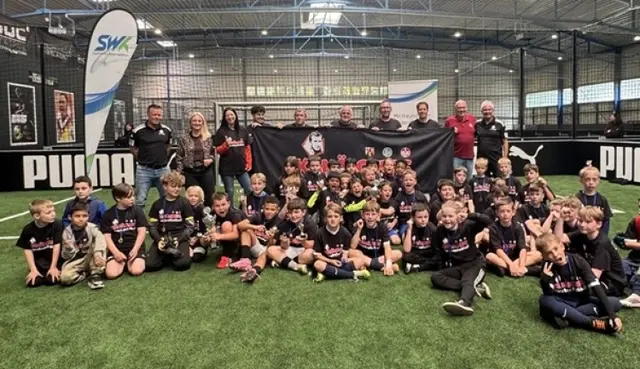 Jubel nach dem Spiel: Das Siegerteam mit Organisatoren und Ehrengästen  | Foto: Weilemann/gratis