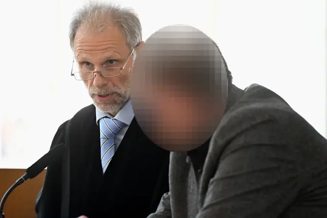 Der Fahrer des Unfallwagens (rechts) wurde vom Amtsgericht Esslingen wegen fahrlässiger Tötung verurteilt.  | Foto: Bernd Weißbrod/dpa