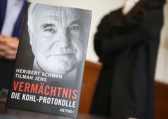 Stein des Anstoßes ist dieses Buch. (Archivbild) | Foto: Oliver Berg/dpa