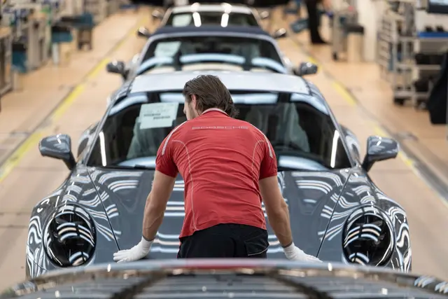 Die Porsche-Mitarbeiter erhalten für 2025 erstmals seit Jahren keine Sonderzahlung. (Archivbild) | Foto: Marijan Murat/dpa