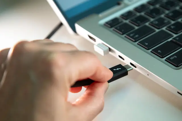 Ab dem 28. April müssen auch alle neuen Notebooks, die in der EU verkauft werden, einen USB-C-Anschluss zum Laden beziehungsweise für den Netzbetrieb haben. | Foto: dpa
