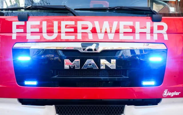 Einsatzkräfte der Feuerwehr löschen den Brand in einem Kabelschacht. (Symbolbild) | Foto: Julian Stratenschulte/dpa