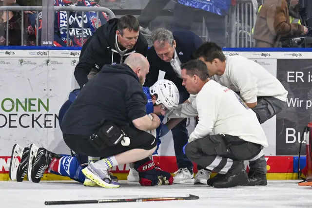Adler-Verteidiger Leon Gawanke liegt nach dem Bandencheck von Kai Wissmann auf dem Eis. | Foto: Ruffler/PIX-Sportfotos