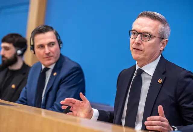 Digitalminister Karsten Wildberger (r.) und sein kanadischer Amtskollege Evan Solomon stellen den deutsch-kanadischen Deal in Berlin bei einer Pressekonferenz vor.  | Foto: Michael Kappeler/dpa
