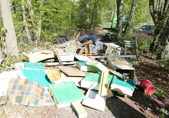 In dem Müllberg befinden sich neben sämtlichen Unrat auch Ölkanister mit Altöl. | Foto: -/Polizeipräsidium Ulm/dpa