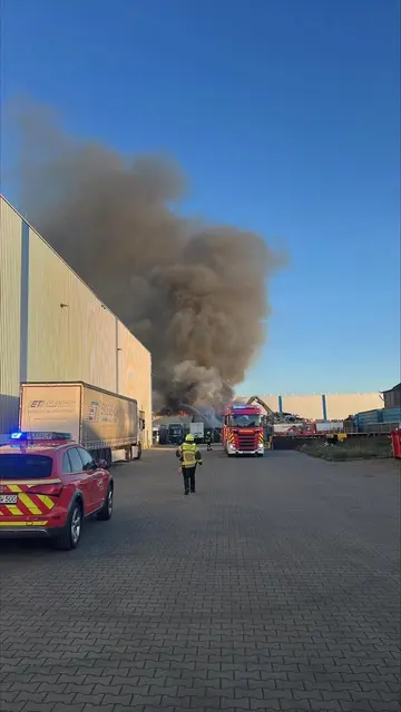In Worms ist am Donnerstagabend ein großflächiger Brand auf einem Firmengelände ausgebrochen. Bei der Velte Rohstoffhandel GmbH standen enorme Mengen Abfall in Flammen. | Foto: Feuerwehr Worms