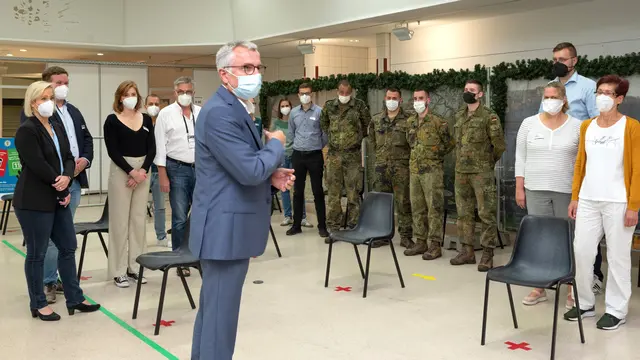 Als Leiter des Corona-Krisenstabs dankt er 2021 den Mitarbeitenden im Impfzentrum. | Foto: Landratsamt Rhein-Neckar-Kreis