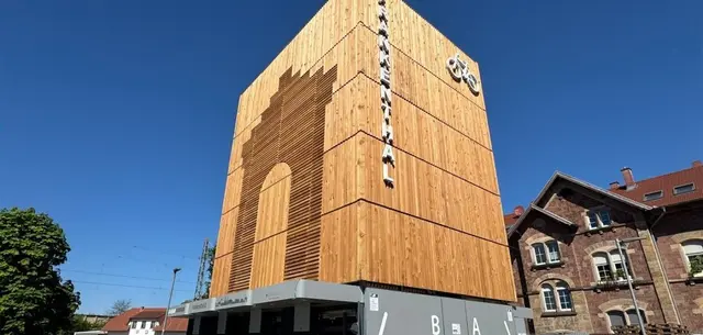 Der neue Fahrradparkturm am Hauptbahnhof Frankenthal bietet 96 sichere Stellplätze für Fahrräder und E Scooter. Die Eröffnung erfolgt am Dienstag, 26. Mai, um 17 Uhr zeitgleich mit dem Start des Stadtradelns. | Foto: Sebastian Weindel, © Sebastian Weindel