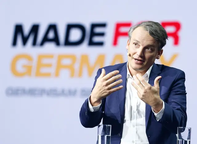Konzernchef Christian Klein nannte als besonderen Erfolgstreiber die Dynamik rund um Künstliche Intelligenz bei den Unternehmenskunden. (Archivbild) | Foto: Moritz Frankenberg/dpa