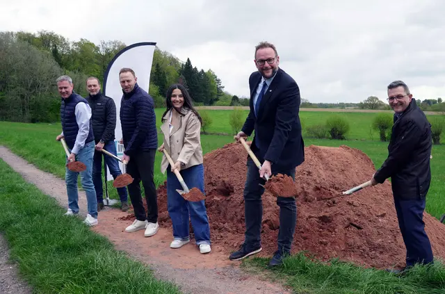 Bürgermeister Michael Maas, Michael Kiefer, Bauleiter der F.K.Horn GmbH &amp; Co. KG, Holger Schwambach, Geschäftsführer Immo 150 PmS GmbH &amp; Co. KG, Windsbergs Ortsvorsteherin Stefanie Eyrisch, Oberbürgermeister Markus Zwick und VR-Bank Vorstandsmitglied Michael Knecht (von links)  | Foto: Maximilian Zwick
