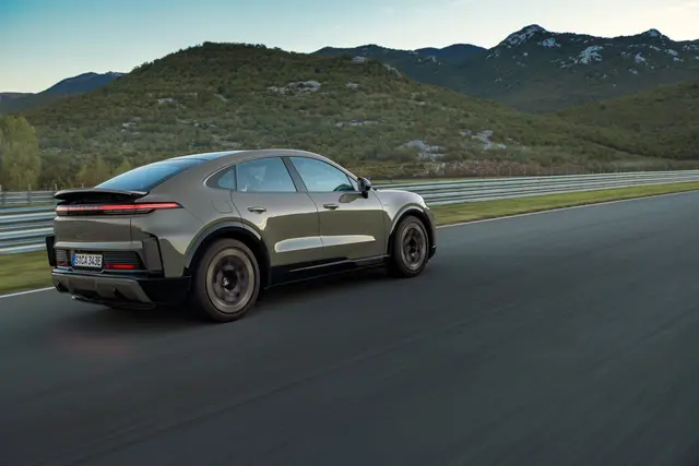 Die neue elektrische Coupévariante des Cayenne bekommt eine sportlichere, nach hinten stärker abfallende Dachlinie. | Foto: dpa