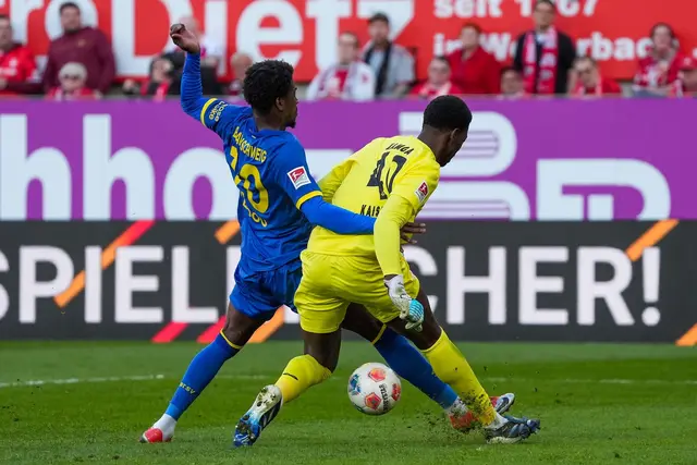 Braunschweigs Faride Alidou nimmt Kaiserslauterns Torwart Enis Kamga den Ball ab. | Foto: Marc Schüler/dpa