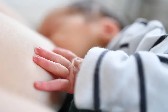 Will das Baby ständig an die Brust, heißt das nicht, dass die Milchmenge nicht reicht. | Foto: dpa