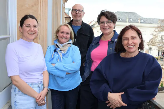 Palatina Brass-Festival: Wer auf dem Weg zu einem Konzert ist, trifft in der Region im Herbst und Winter auf neue Brass-Termine in vier Städten. Miriam Kehrer (Amtsleiterin Kulturbüro Stadt Landau), Ulrike Leiner (Leitung Kulturamt Stadt Germersheim), Stephanie Quint (Kulturbüro Stadt Wörth am Rhein) und Heike Hinkelmann (Leiterin der Kulturabteilung Stadt Neustadt an der Weinstraße, v. l.) laden gemeinsam mit Dominik Geißler, Oberbürgermeister der Stadt Landau, zum ersten Palatina Brass-Festival ein. | Foto: Stadt Landau