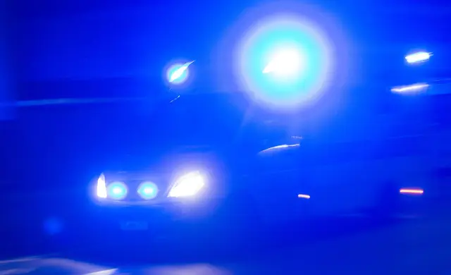 Ein Motorradfahrer wurde bei einem Überholmanöver schwer verletzt. Auch ein Kind wurde leicht verletzt. (Symbolbild) | Foto: Patrick Seeger/dpa