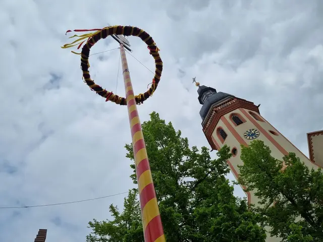 Auch in Durlach stand immer ein Maibaum - mit Unterstützung der Freiwilligen Feuerwehr Durlach | Foto: www.jowapress.de