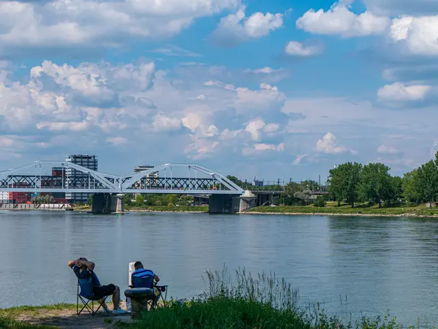 Die RNV hat mit dem Bau der S-Kurve zwischen Adenauer-Brücke und Bleichstraße begonnen. Dies macht die Sperrung der Auffahrt auf die Brücke notwendig.  | Foto: Kim Rileit