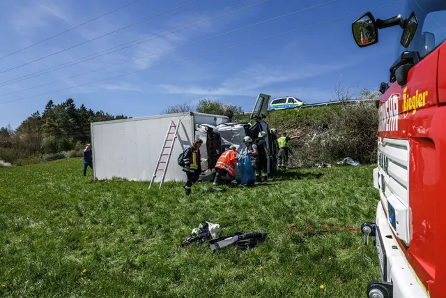 Der Lastwagen liegt umgekippt auf der Seite in einer Wiese. | Foto: Nicklas Walther/onw-images/dpa