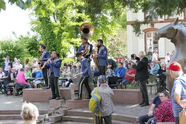 Musik vor der Villa Wieser am Dorfbrunnen: Beim Herxheimer Dorffest 2026 gehört Live-Musik zu den Programmpunkten im Ortskern | Foto: Helmut Dudenhöffer